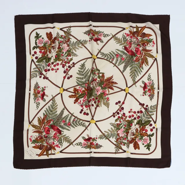 GUCCI, SCARF. Siden, dekor av skogens frukter.
