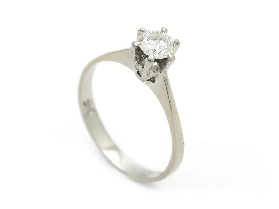 STJÄRNRINGEN, enstensring, 18K vitguld, briljantslipade diamanter 0,38 ct enligt gravyr, ca TW/VVS, stl 16,5 mm, vikt 2,1 g. — Smycken/Enstensring — Kaplans