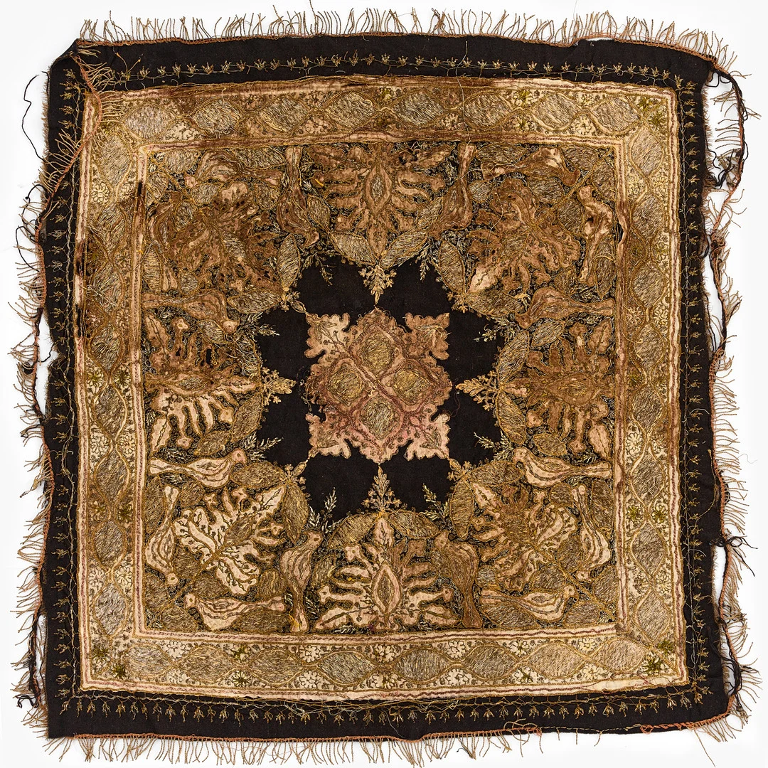 TEXTIL, 1800-tal, broderi i metalltråd, dekor av blad och fåglar. — Textiles — Crafoord Auktioner Stockholm
