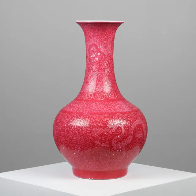 Kinesisk vase af porcelæn med rosa glasur, 1900-tallet.