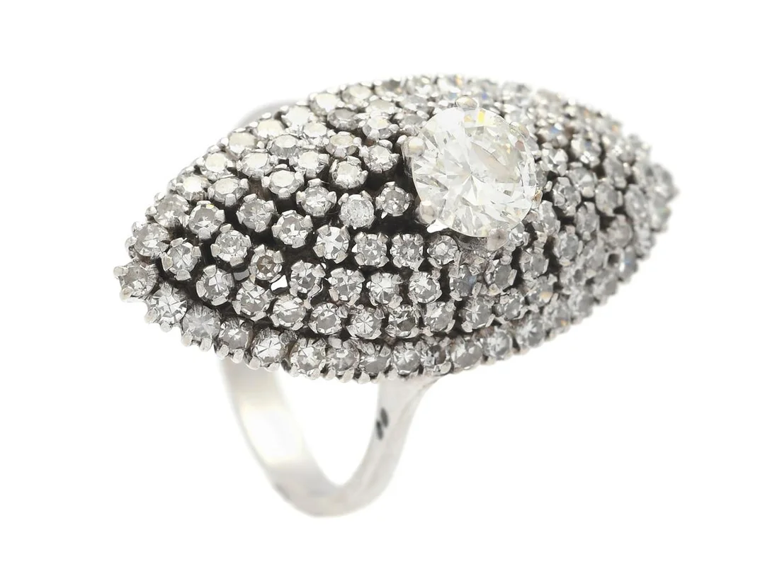 RING, 18K vitguld, briljantslipad diamant ca 0,75 ct, ca TCa(K)/skada på rondist/paviljong inneslutning som når ytan, 114 åttkantslipade diamanter ca 1,30 ctv, ca ca stl 17,25 mm, vikt 7,4 g, en diamant saknas, några stenar med skada. — Smycken/Ring — Kaplans