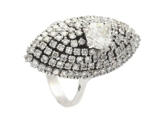 RING, 18K vitguld, briljantslipad diamant ca 0,75 ct, ca TCa(K)/skada på rondist/paviljong inneslutning som når ytan, 114 åttkantslipade diamanter ca 1,30 ctv, ca ca stl 17,25 mm, vikt 7,4 g, en diamant saknas, några stenar med skada.