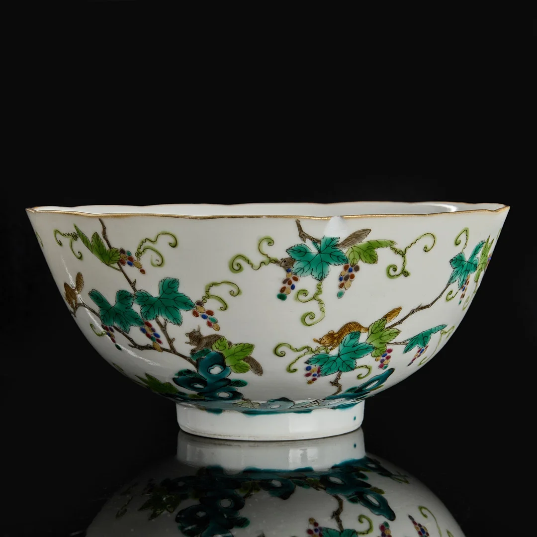SKÅL, porslin, Kina, dekor i emaljfärger av ekorrar bland vindruvor, sen Qingdynastin (1644-1912). — Ceramics & Porcelain — Crafoord Auktioner Stockholm