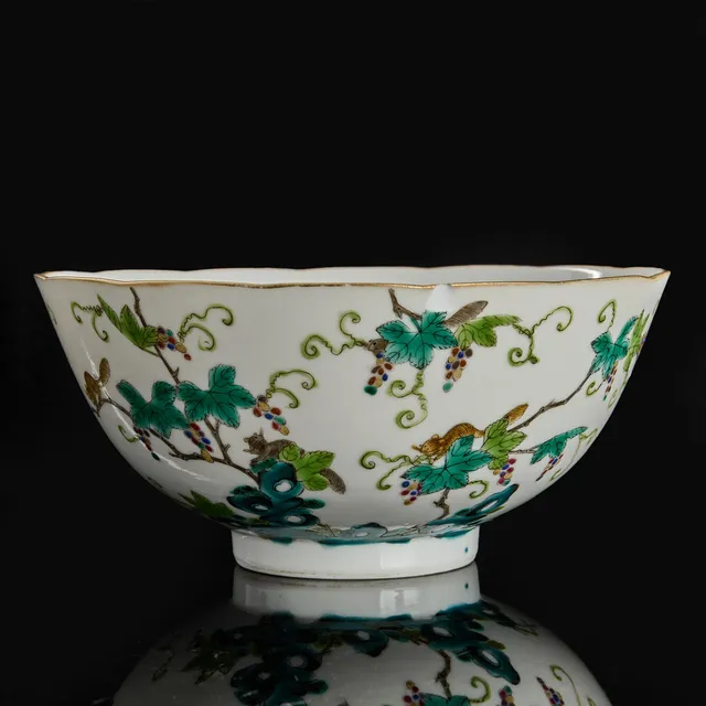SKÅL, porslin, Kina, dekor i emaljfärger av ekorrar bland vindruvor, sen Qingdynastin (1644-1912).