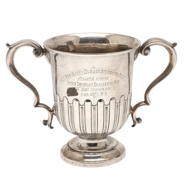 AN EARLY GEORGE V SILVER TROPHY CUP, MILITARY INTEREST.