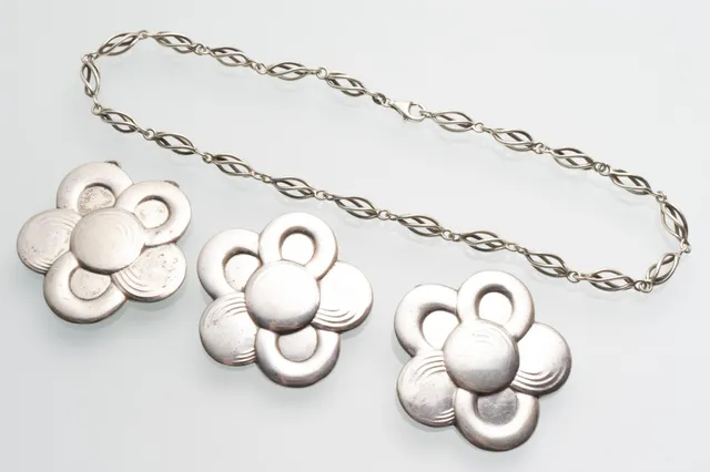 Collection of vintage jewelery in silver (4)