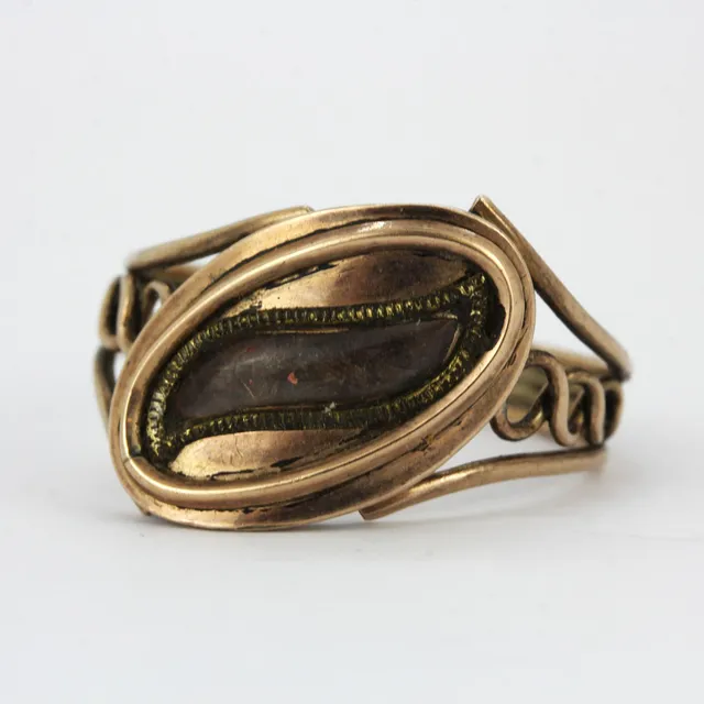 19TH C. GOLD KEEPSAKE RING.