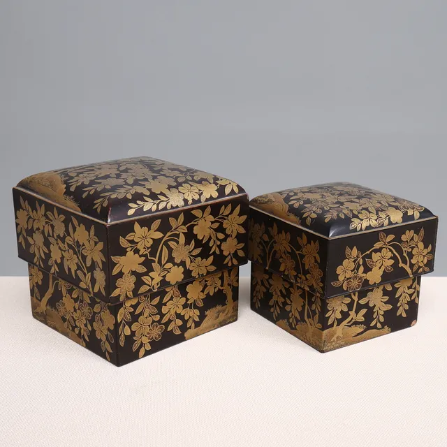 ASKAR MED LOCK, 2 st, lack, Japan, troligen Meiji (1868-1912).