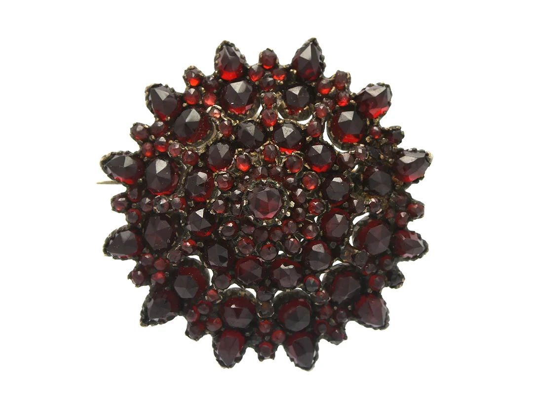 BROSCH, metall, granater, diameter 3,7 cm, vikt 9,2 g, några granater skadade. — Smycken/Brosch — Kaplans