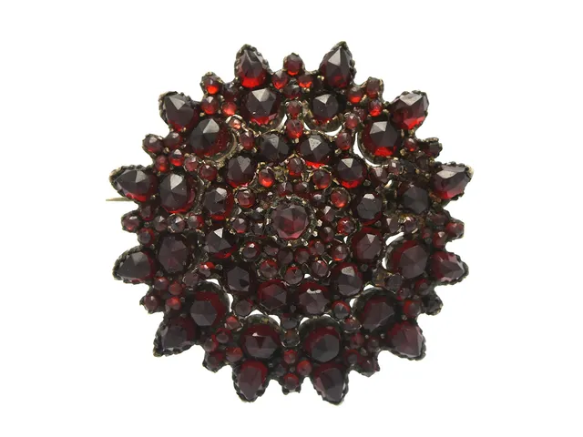 BROSCH, metall, granater, diameter 3,7 cm, vikt 9,2 g, några granater skadade.