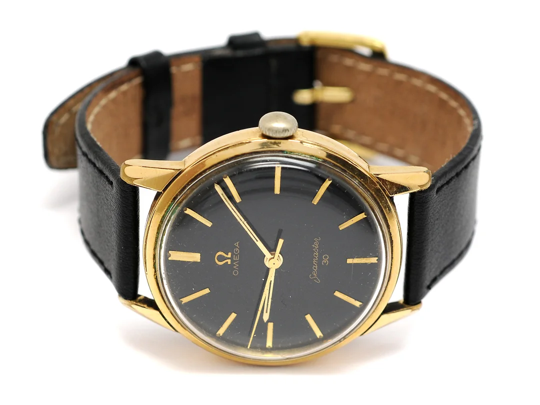 OMEGA, Seamaster 30, Cal 286, Serie nr. 20162826, Ref nr. MD 135.003, Boett nr. 135.003-62-SC, herrur, 35 mm, doublé (40 micron), manuell, plexiglas, skadad urtavla, skadad boett, läderband, ca 1963. — Klockor/Omega — Kaplans