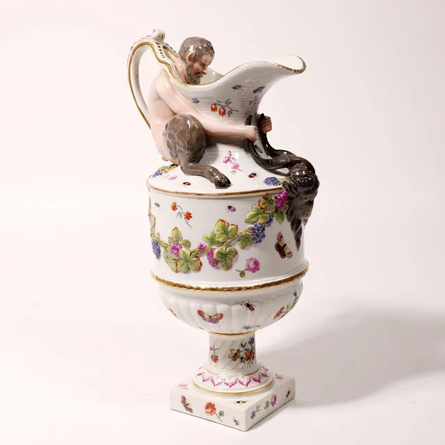 JARRA ESTILO CAPODIMONTE EN PORCELANA. SEGUNDO TERCIO SIGLO XX.
