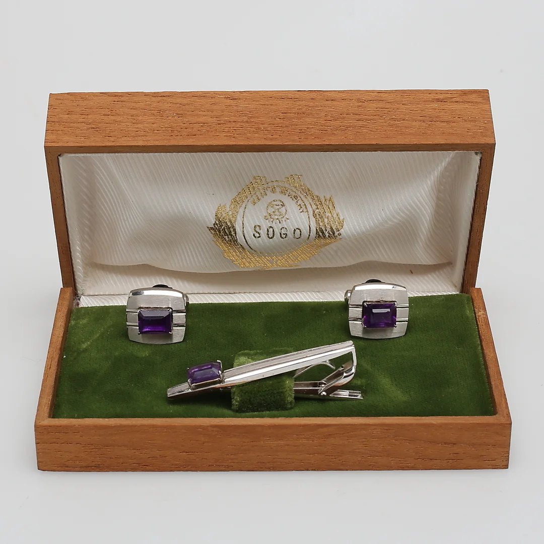 MANSCHETTKNAPPAR samt SLIPSKLÄMMA, med lila stenar, märkt "silver", Sun Eagle. — Cufflinks & Tie Pins — Växjö Auktionskammare