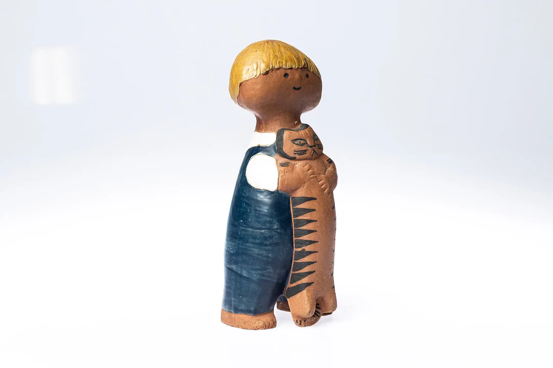 LISA LARSON. Figurin, "Pelle", Gustavsberg, signerad. — European — Handelslagret Auktionsservice