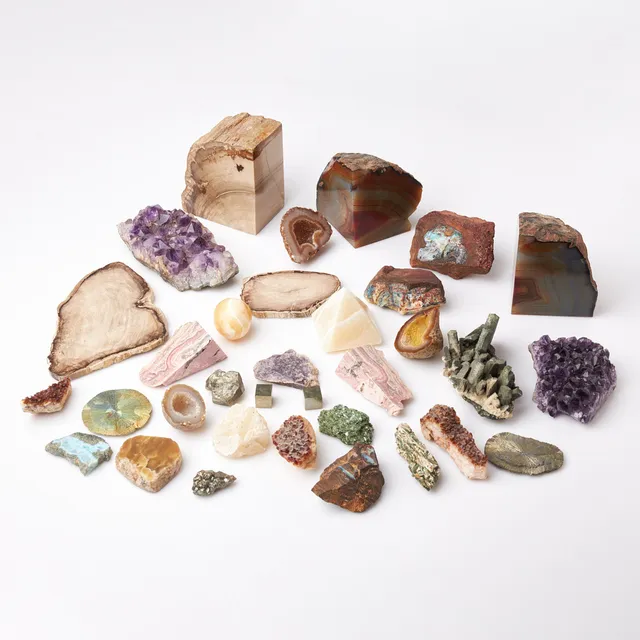 MINERALER, ca 40 dlr, kristalldruser i ametist, och citrin, pyrit, kalcit, agat och agatgeoder m m, flera ytor sipade och polerade.