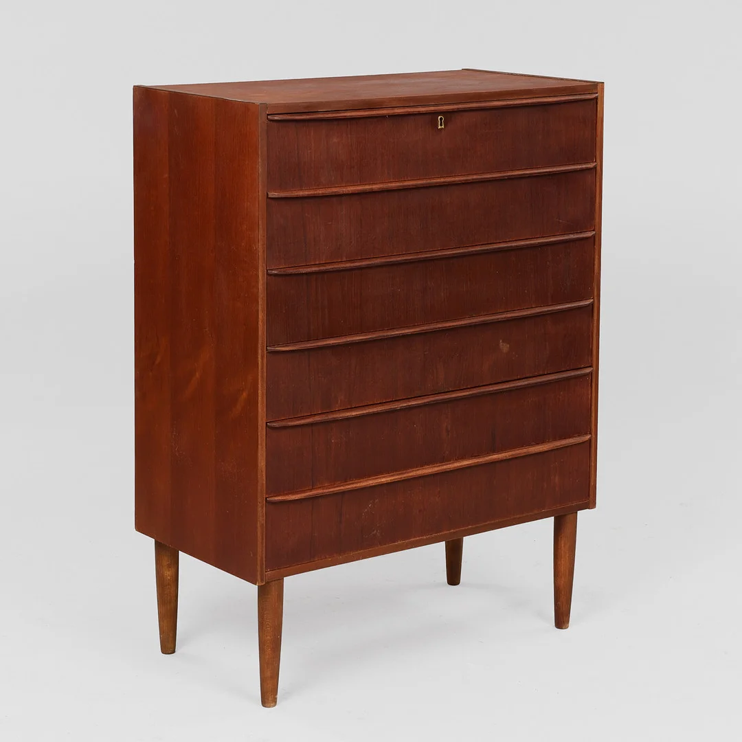 DANSK MØBELDESIGN. Kommode af teakfiner med seks skuffer, Danmark, 1900-tallets anden halvdel. — Chests of drawers — Palsgaard Kunstauktioner