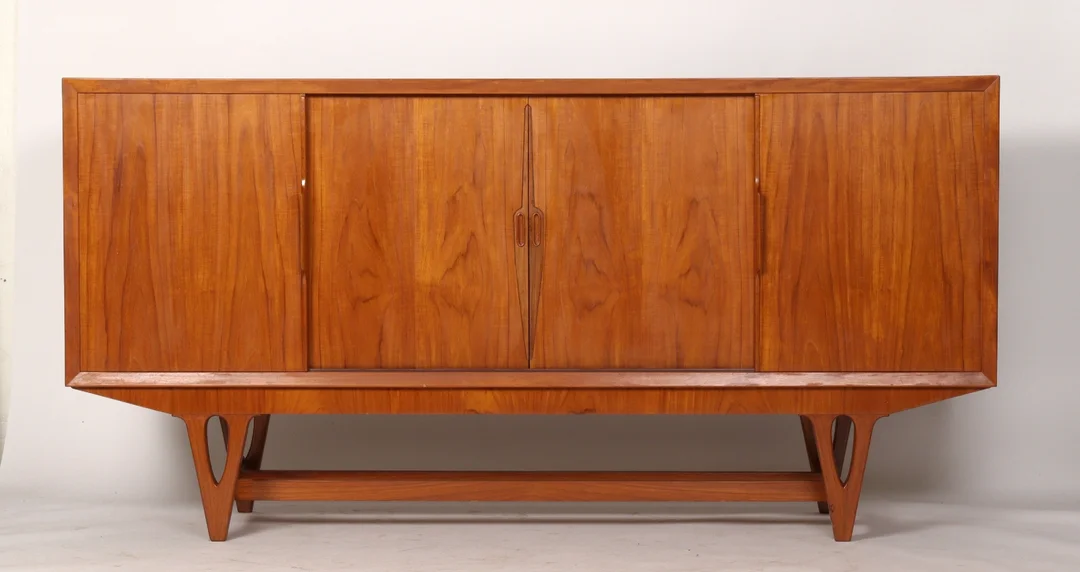 Danish furniture design, low teak sideboard, 1960s — Furniture/Cabinets, chests of drawers — Lauritz