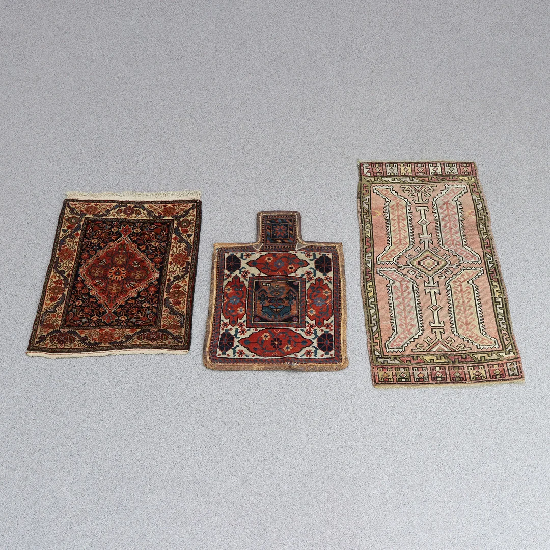 TEXTILIER, TRE ST. Handknutna. Två persiska och en turkisk. — Oriental Carpets & Textiles — Skånes Auktionsverk