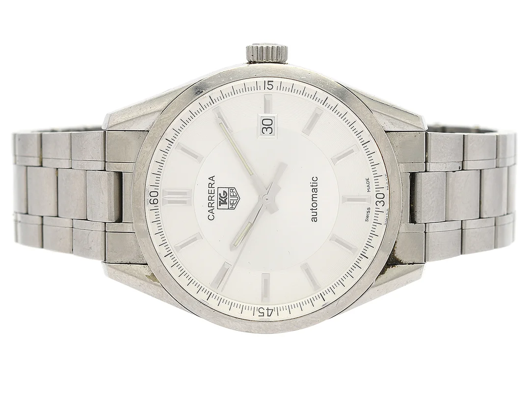 TAG HEUER, Carrera, Cal 5 (ETA 2824-2), Serie nr. FU4362, Ref nr. WV211A.BA0787, Boett nr. WV211A-0, herrur, 39 mm, stål, automatisk, safirglas (nagg), datum, glasbaksida, originallänk, viklås, Ref nr. FAA019-Y-F3, cert, oktober 2007. box (skadad), ytterkartong. — Klockor/Tag Heuer — Kaplans