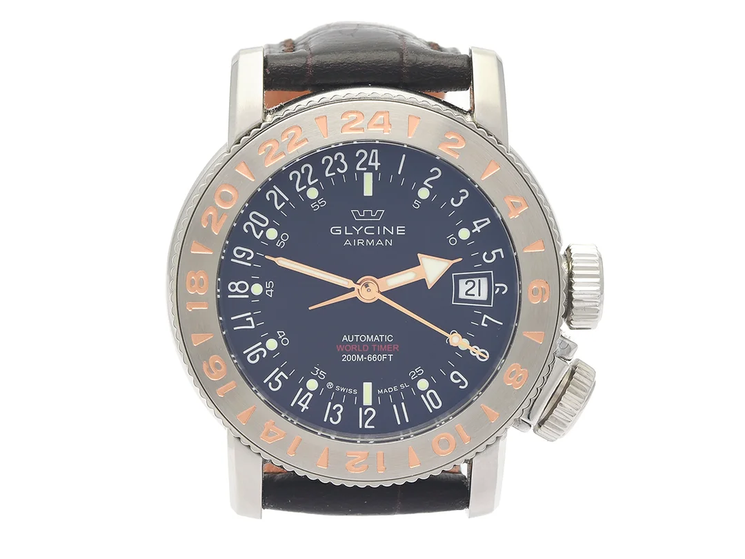 GLYCINE, Airman 18, World Timer (200M-660FT), Cal ETA 2893-2, Serie nr. 433500, Ref nr. 3918.196-66.LBK7F, Boett nr. 3918.2, herrur, 39 mm, stål, automatisk, safirglas, datum, 24-timmarsvisning, 2 tidszoner, glasbaksida, läderband, originalspänne, ca 2017, box, ytterkartong. — Klockor/Glycine — Kaplans