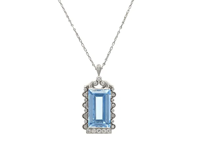 HÄNGE/KEDJA, platina, baguetteslipad syntetisk blå spinell ca 50,00 ct, 26 briljant- äldre briljant- och åttkantslipade diamanter ca 1,50 ctv, ca TW-TCa(G-K)/VS-P, Owen & Larsson, Stockholm 1949, hängets höjd 52 mm, längd 45/52 cm, vikt 34,3 g, skadat originaletui, några diamanter har nagg och naturaler.