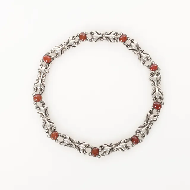GEORG JENSEN. 1866-1935. Collier med cabochonslipade agater, sterlingsilver.