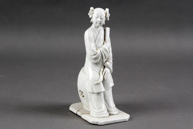 Kinesisk blanc de chine figur af porcelæn