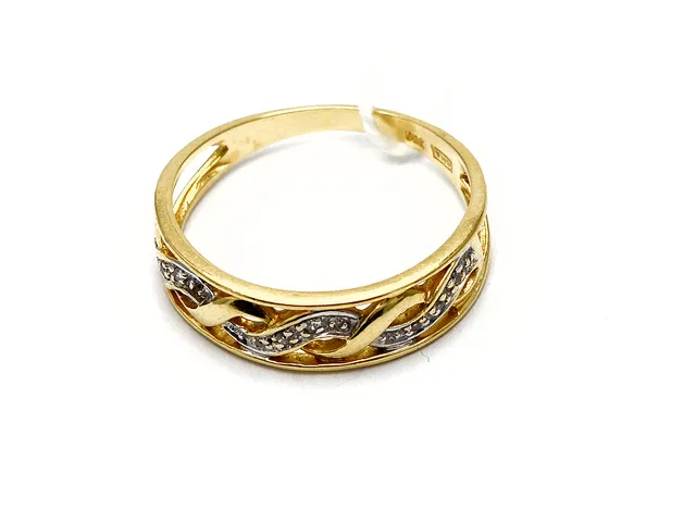 Ring 18K 2,8g Ø18, något skev, med åttkantslipade diamanter 9xca.0,005ct