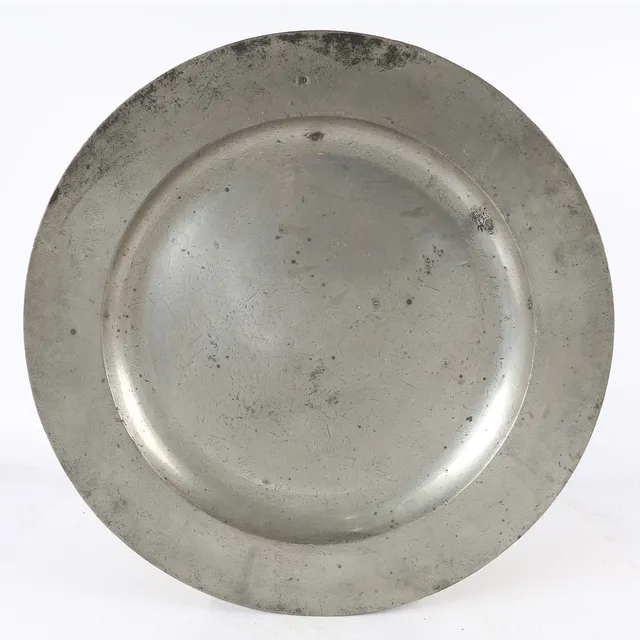 A LARGE AND IMPRESSIVE LATE 17TH CENTURY PEWTER SEMI-BROAD RIM CHARGER, ENGLISH, CIRCA 1690.