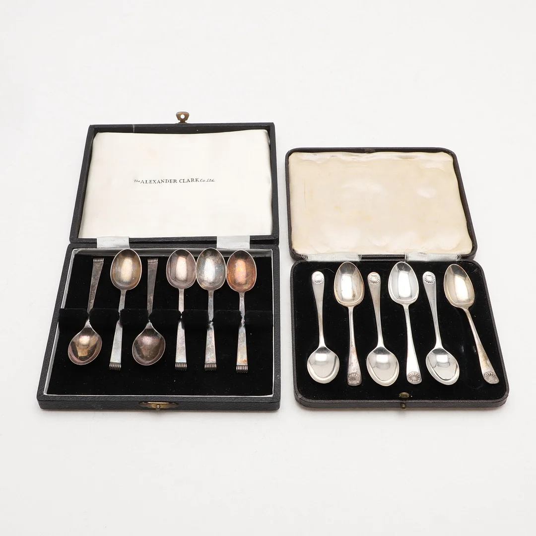 A CASED SET OF SIX WWII PERIOD TEA/ COFFEE SPOONS. — Silver — Lawrences Auctioneers