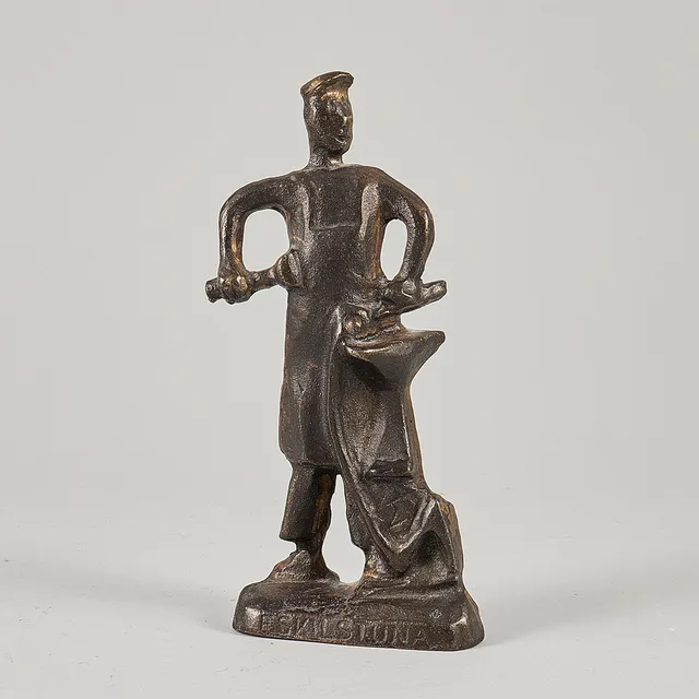 ALLAN EBELING. Skulptur, figurin föreställande en smed, brons, monogramsignerad AE, Eskilstuna.