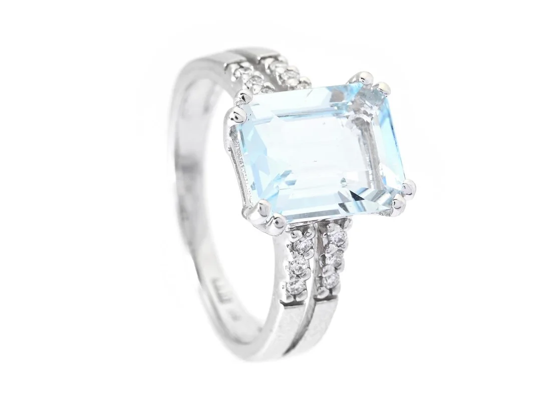 RING, 18K vitguld, smaragdslipad akvamarin ca 2,50 ct, briljantslipade diamanter ca 0,12 ctv, ca TW-Cr/VS-SI, stl 17 mm, vikt 4,3 g. — Smycken/Ring — Kaplans