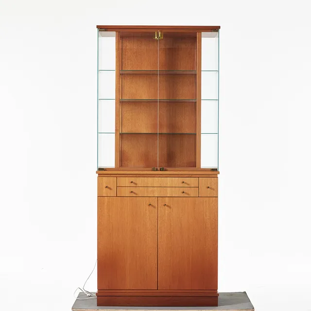 JOHAN HELLSTRÖM. "Effect", vitrinskåp, DUX, Åfors Möbelfabrik AB, 1900-talets slut, fanér i mahogny, dragknoppar av mässing.