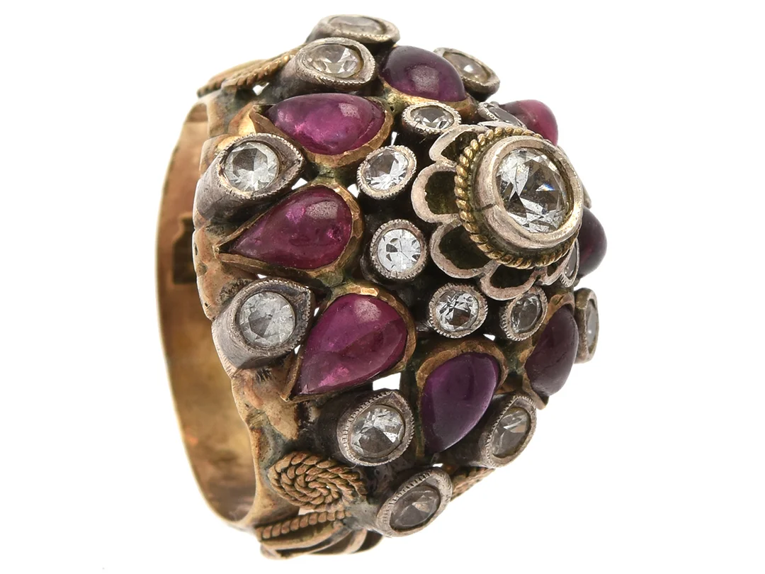 RING, 14K guld/vitguld, vita topaser, rubiner, stl 18 mm, vikt 10,5 g, rubiner med inneslutningar som når ytan, mindre nagg. — Smycken/Ring — Kaplans