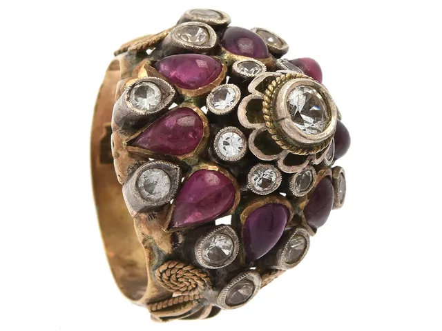 RING, 14K guld/vitguld, vita topaser, rubiner, stl 18 mm, vikt 10,5 g, rubiner med inneslutningar som når ytan, mindre nagg.