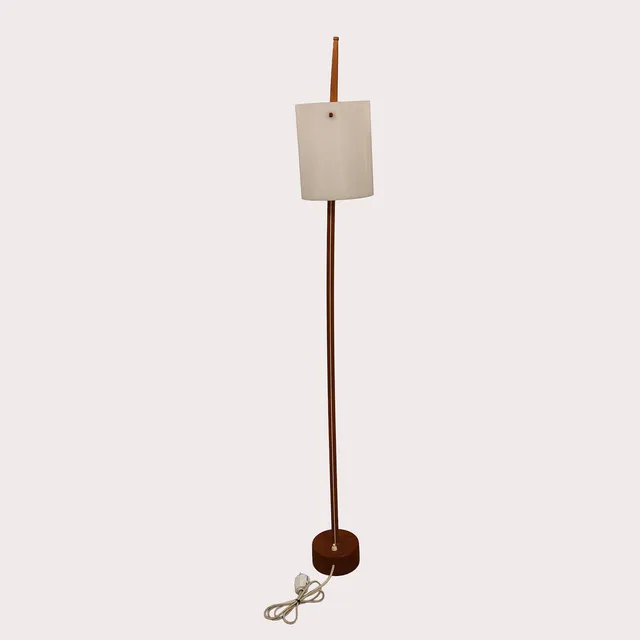 GOLVLAMPA, teak med plastskärm , Uno och Östen Kristiansson, Luxus, Vittsjö, 1960/70-tal.