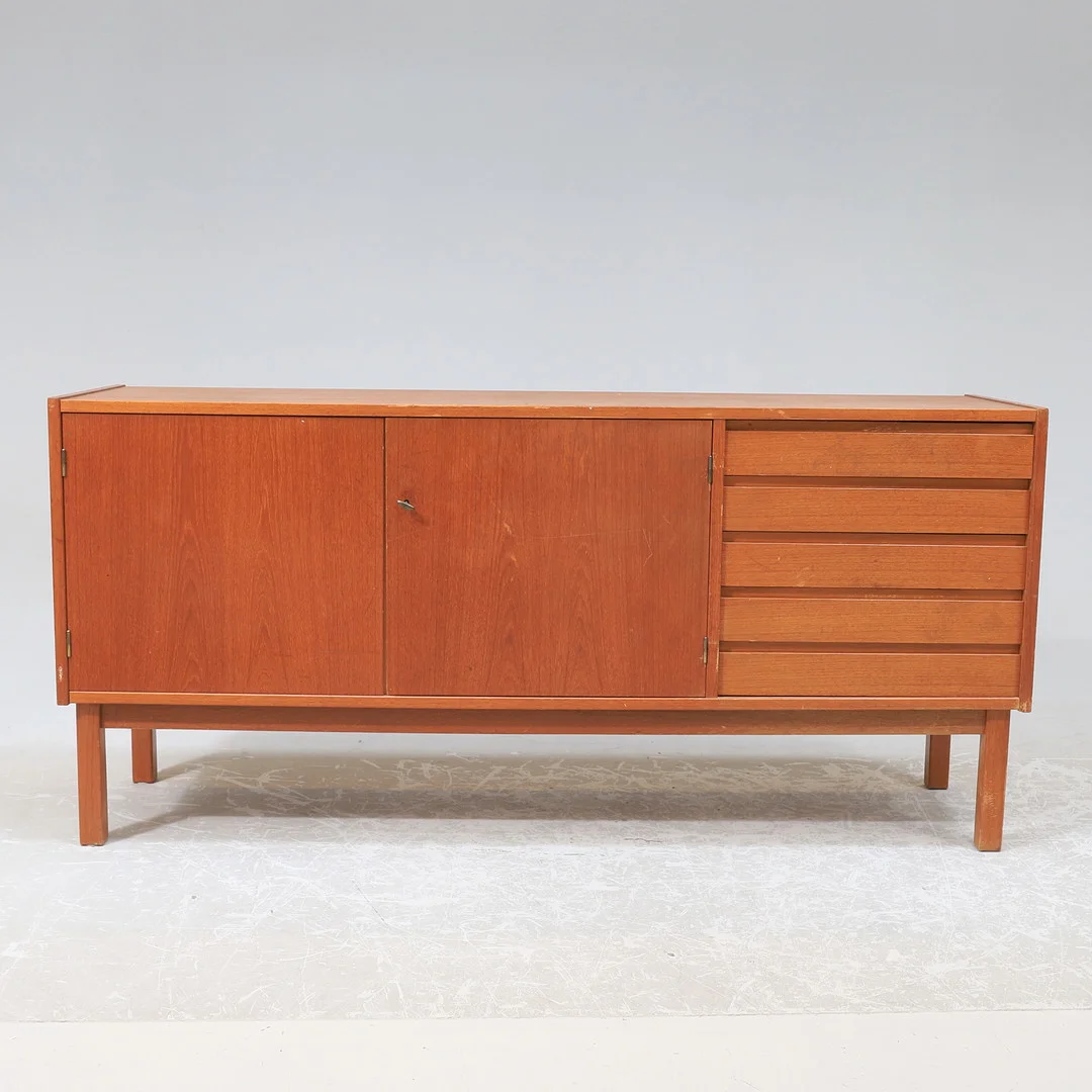 SIDEBOARD, teak, 1900-talets andra hälft. — Cupboards, Cabinets & Shelves — Gomér & Andersson Nyköping
