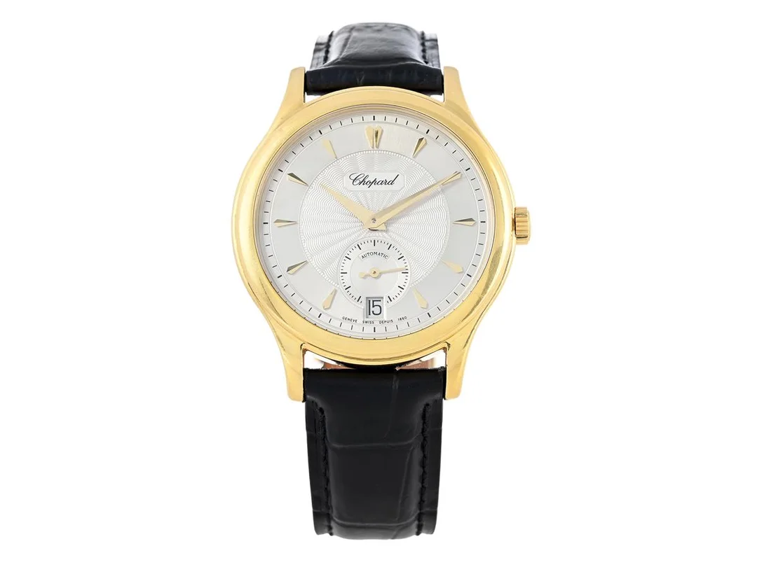 CHOPARD, L.U.C 1860, Chronometre, "Geneva Seal", Cal 1.96, Verk nr. 1000414, Serie nr. 694575, Ref nr. 16/1860/2, Boett nr. 16/1860, herrur, 36,5 mm, 18K guld, automatisk (microrotor i 22K guld), safirglas, datum, liten sekundvisare, glasbaksida, läderband, originalspänne i 18K guld, cert, april 1999, träbox, ytterkartong, Limiterad och numrerad (Nr.0149/1860). — Klockor/Chopard — Kaplans