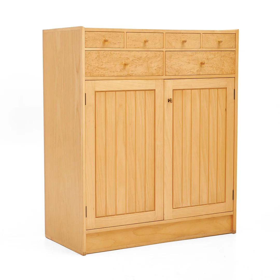 HANS EHRLIN. Skänk, modell HE 6004, AB Alfred Ehrlin, fanerad i björk samt masurbjörk, sex draglådor med träknoppar, 1900-talets andra hälft. — Cupboards, Cabinets & Shelves — Crafoord Auktioner Stockholm