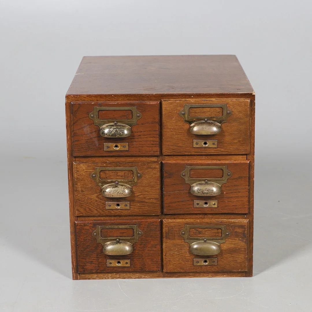 WILTSHIRE INTEREST; A SMALL OAK BANK OF DRAWERS. — Chests of drawers — Lawrences Auctioneers