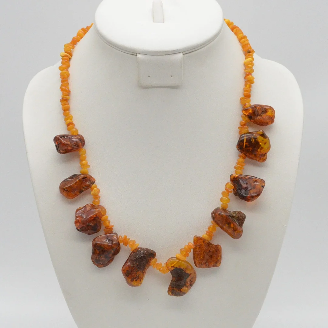 VINTAGE COLLIER AUS BUTTERSCOTCH- UND BALTIKUM-BERNSTEIN, NATURBELASSENE FORM, OBERFLÄCHE POLIERT, SCHRAUBVERSCHLUSS, CA. 55 CM. — Necklace — Kunst- und Auktionshaus Kleinhenz