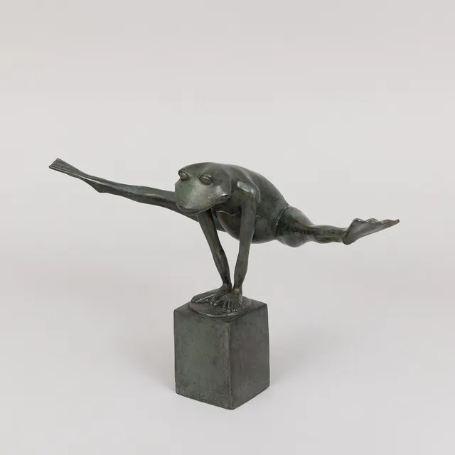 ART PEOPLE GALLERY, SWEDEN. "Look at my legs", grönpatinerad brons, stämplad APG.