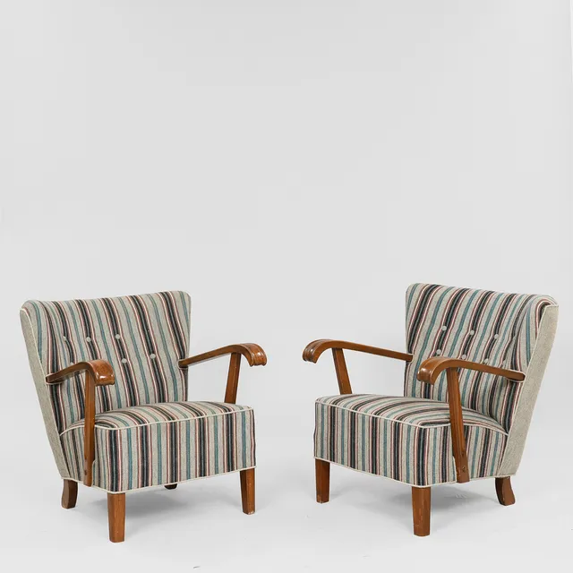 FRITZ HANSEN. TILSKREVET. Par lænestole med stel af bejdset bøg, betrukket med stribet, knapsyet uldstof. 1940'erne. (2).
