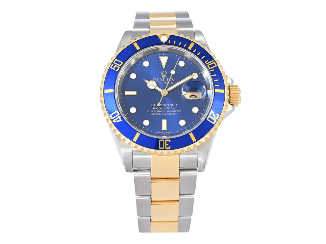 ROLEX, Oyster Perpetual Date, Submariner (1000ft=300m), Chronometer, Ref nr. 16613, Serie nr. Y366610, Cal 3135, Verk nr. 3 9531340, Boett nr. 2160, herrur, 40 mm, stål/guld, automatisk, safirglas, datum, utbytt insert ("Slim Four"), Fliplocklänk, viklås (utbytt/senare), Ref nr. 93253-CP12/701, cert, mars 2003, box, ytterkartong. — Klockor/Rolex — Kaplans
