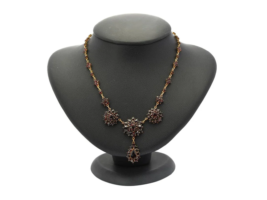 COLLIER, förgylld metall, granater, höjd på mittdel 4,4 cm, längd 40 cm, vikt 15,9 g. — Smycken/Collier — Kaplans