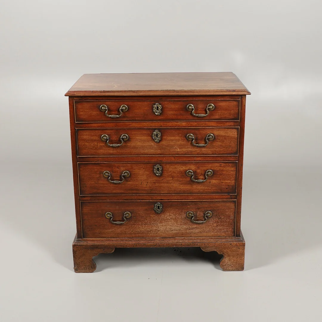 A GEORGE III MAHOGANY BACHELORS CHEST. — Chests of drawers — Lawrences Auctioneers