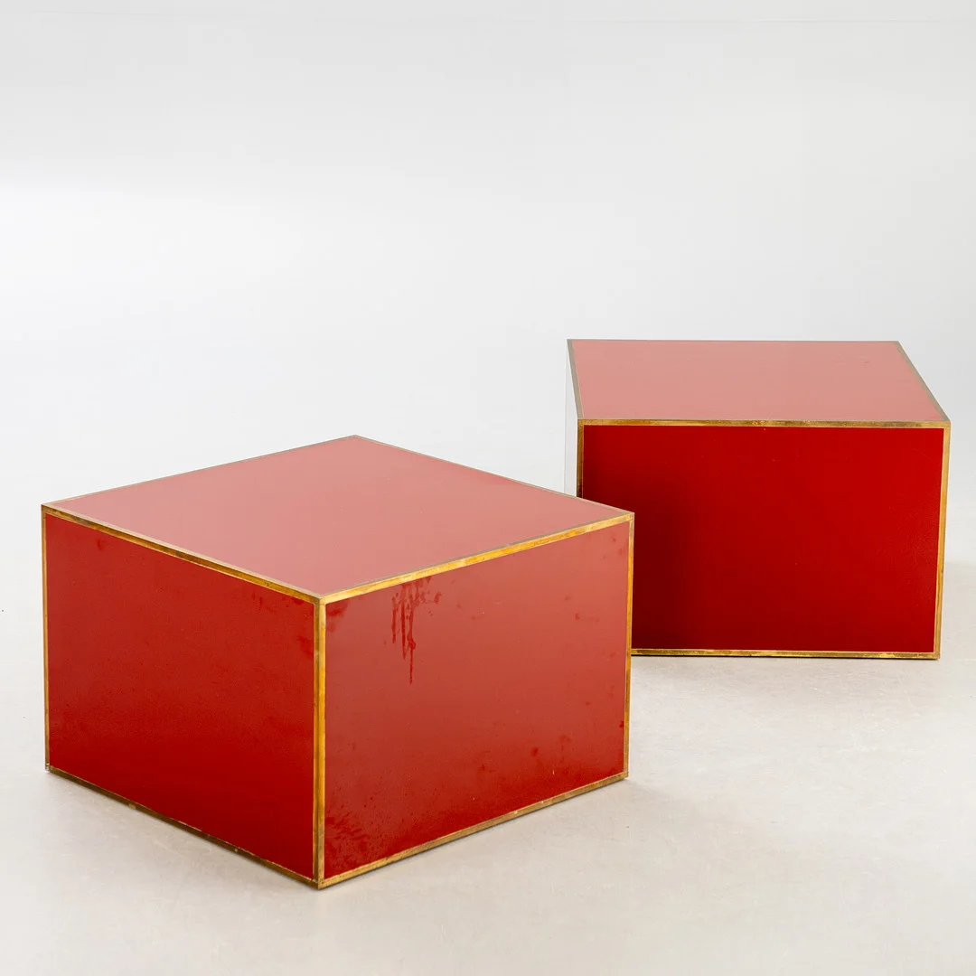 Podeste / Beistelltische in rot, Metall und Messing (2). — Coffee Tables — Stockholms Auktionsverk Hamburg