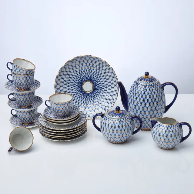 LOMONOSOV, 16 dlr, "Cobalt Net" kaffeservis, märkta Made in USSR, bestående av: 6 kaffekoppar med fat, 6 assietter, 1 kaffekanna, 1 skål, 1 gräddkanna, 1 sockerskål med lock.