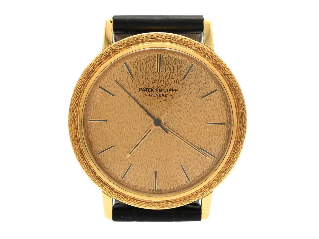PATEK PHILIPPE, Calatrava, Cal 1-350, Serie nr. 1490971, Ref nr. 3569, Boett nr. 2677519, herrur, 35,5 mm, 18K guld, automatisk, safirglas (repor), behov av service (defekt ställmekanism), läderband, originalspänne i 18K guld, ca 1980. — Klockor/Patek Philippe — Kaplans