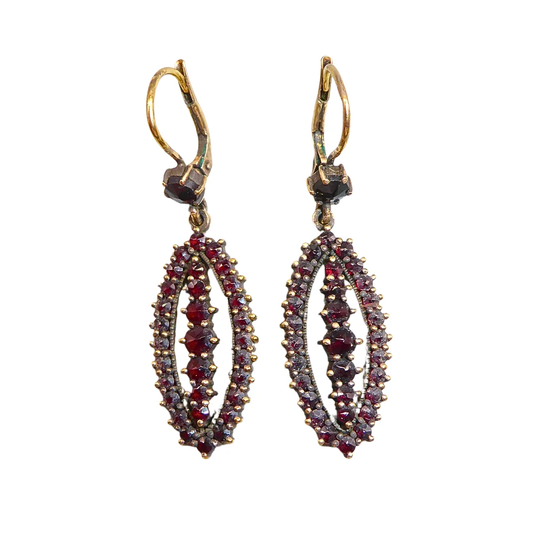 PAAR OHRHÄNGER MIT BÖHMISCHEN GRANATEN, SILBER 900 VERGOLDET. — Earrings — Auktionshaus Stuber's Hammerschlag